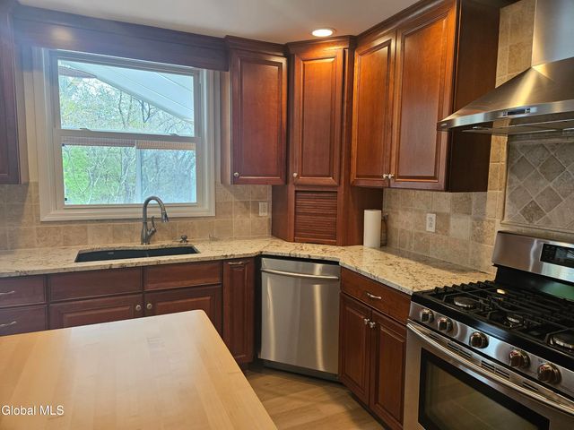 66 Beach Road, Halfmoon, NY 12065