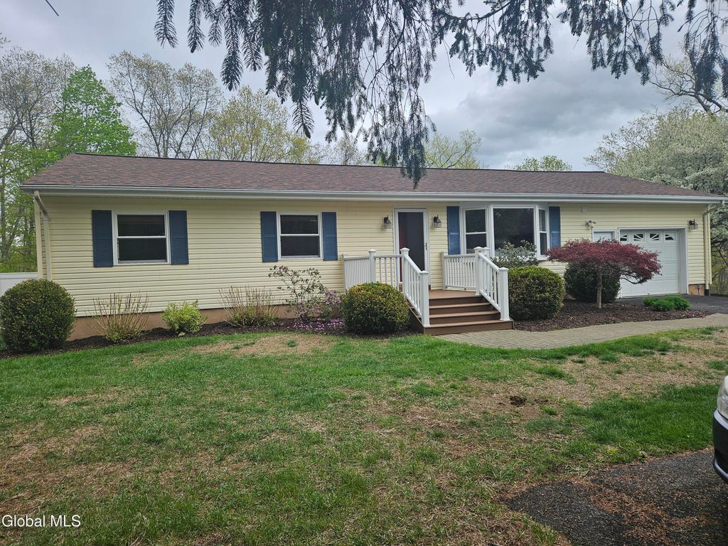 66 Beach Road, Halfmoon, NY 12065