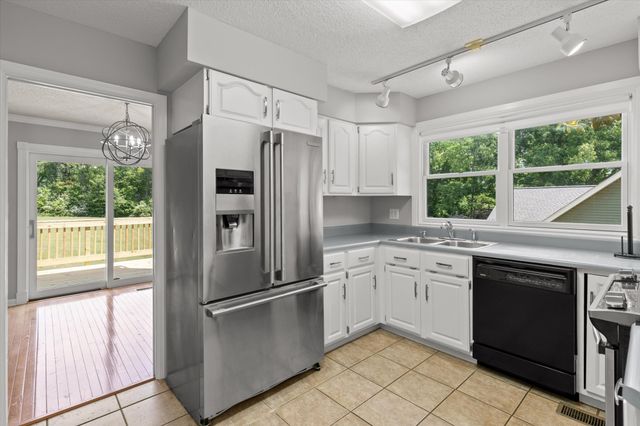 7709 Diamondhead Dr, Ooltewah, TN 37363