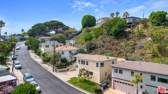 7203 Earldom Avenue, Los Angeles, CA 90293