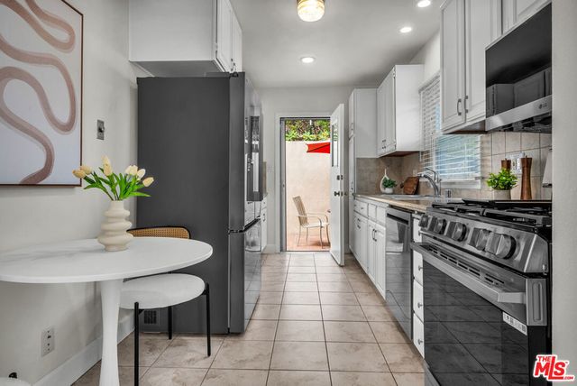 7203 Earldom Avenue, Los Angeles, CA 90293