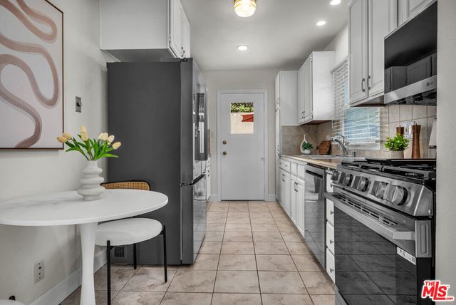 7203 Earldom Avenue, Los Angeles, CA 90293