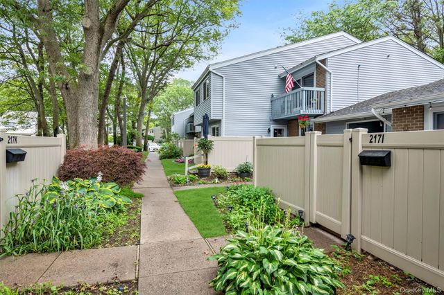 217 Springmeadow Drive I, Holbrook, NY 11741