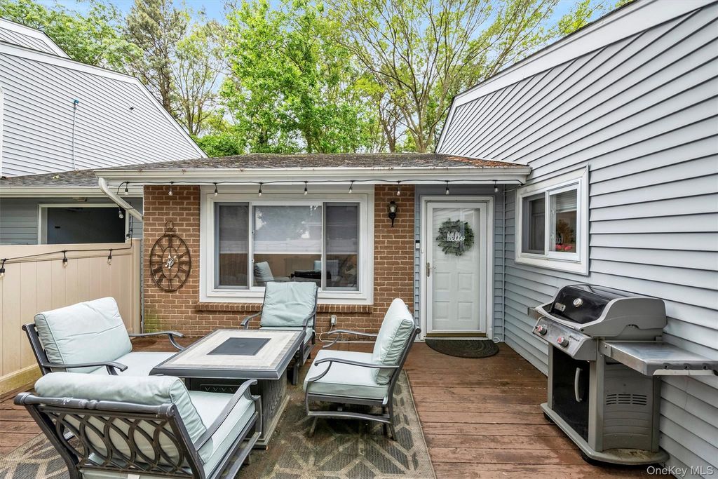 217 Springmeadow Drive I, Holbrook, NY 11741