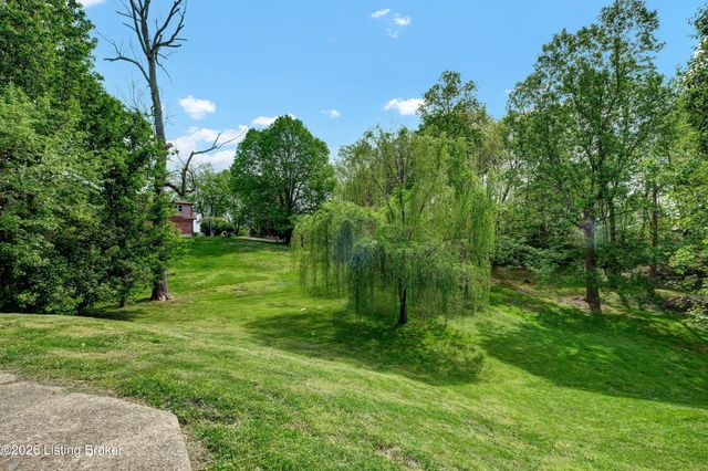 8203 Regal Pine Ct, Louisville, KY 40214