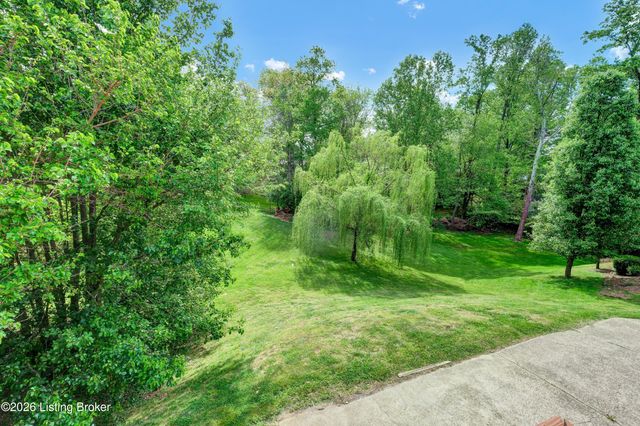 8203 Regal Pine Ct, Louisville, KY 40214