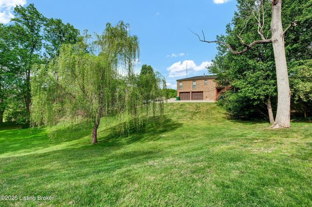 8203 Regal Pine Ct, Louisville, KY 40214