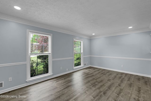 8203 Regal Pine Ct, Louisville, KY 40214