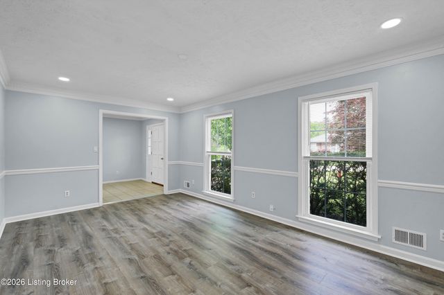 8203 Regal Pine Ct, Louisville, KY 40214