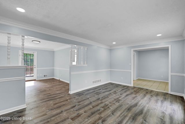 8203 Regal Pine Ct, Louisville, KY 40214