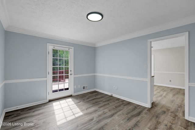 8203 Regal Pine Ct, Louisville, KY 40214