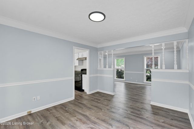 8203 Regal Pine Ct, Louisville, KY 40214