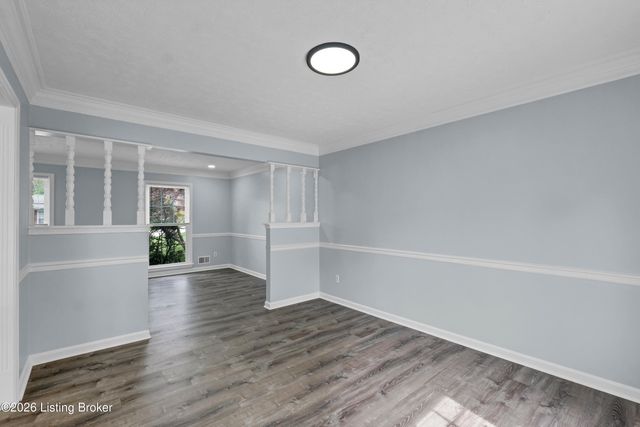 8203 Regal Pine Ct, Louisville, KY 40214