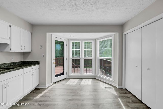 8203 Regal Pine Ct, Louisville, KY 40214