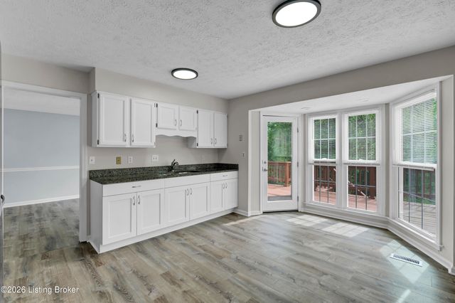 8203 Regal Pine Ct, Louisville, KY 40214