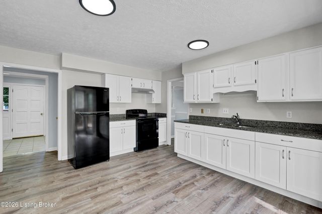 8203 Regal Pine Ct, Louisville, KY 40214