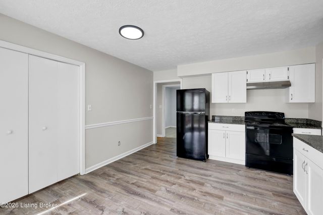 8203 Regal Pine Ct, Louisville, KY 40214