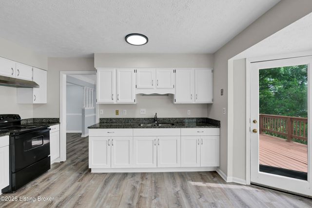 8203 Regal Pine Ct, Louisville, KY 40214