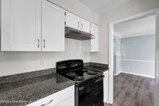 8203 Regal Pine Ct, Louisville, KY 40214