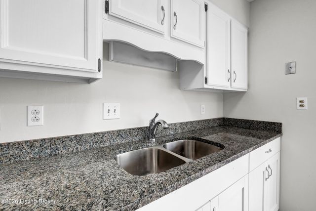 8203 Regal Pine Ct, Louisville, KY 40214