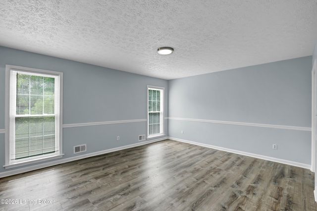 8203 Regal Pine Ct, Louisville, KY 40214