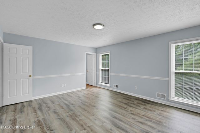 8203 Regal Pine Ct, Louisville, KY 40214