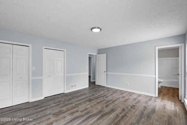 8203 Regal Pine Ct, Louisville, KY 40214