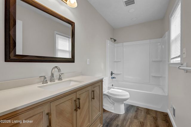 8203 Regal Pine Ct, Louisville, KY 40214