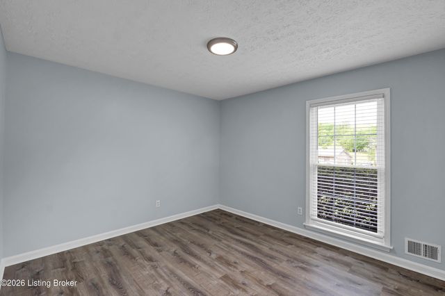 8203 Regal Pine Ct, Louisville, KY 40214