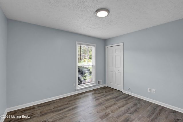 8203 Regal Pine Ct, Louisville, KY 40214