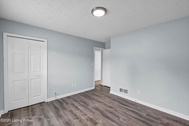 8203 Regal Pine Ct, Louisville, KY 40214