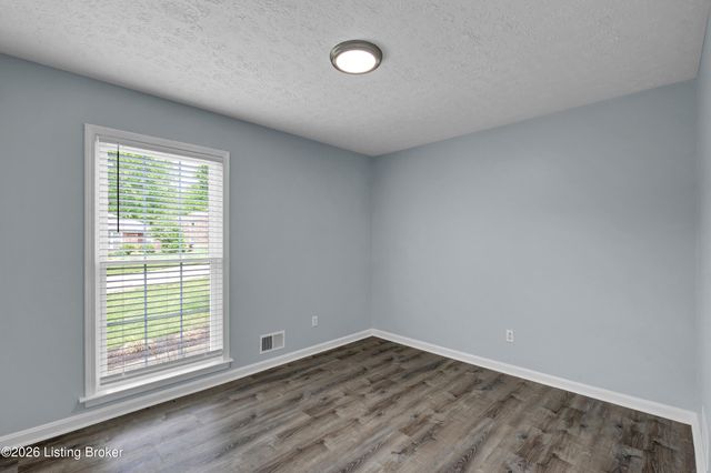 8203 Regal Pine Ct, Louisville, KY 40214