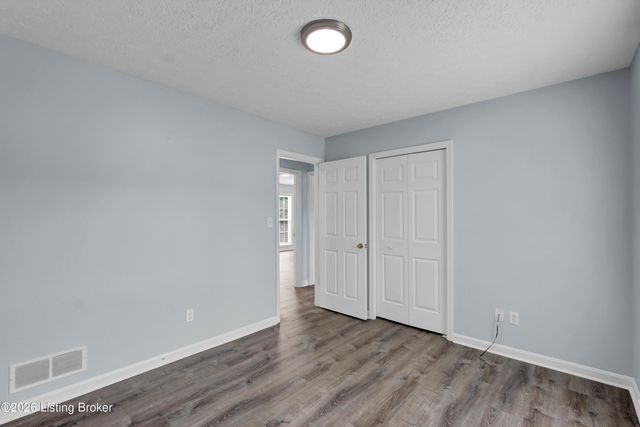 8203 Regal Pine Ct, Louisville, KY 40214