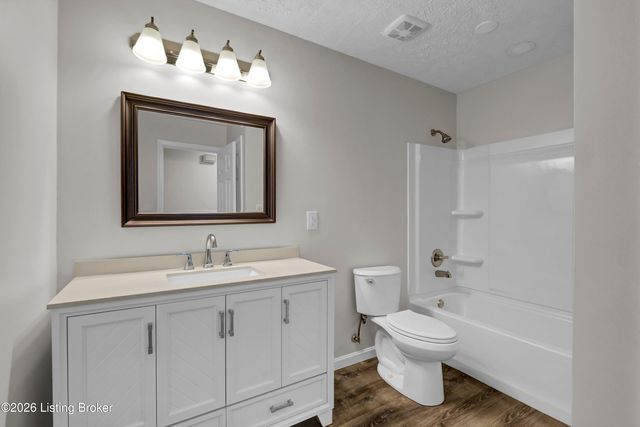 8203 Regal Pine Ct, Louisville, KY 40214