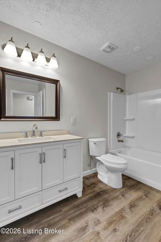 8203 Regal Pine Ct, Louisville, KY 40214