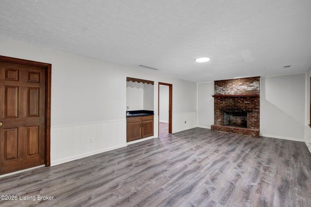 8203 Regal Pine Ct, Louisville, KY 40214