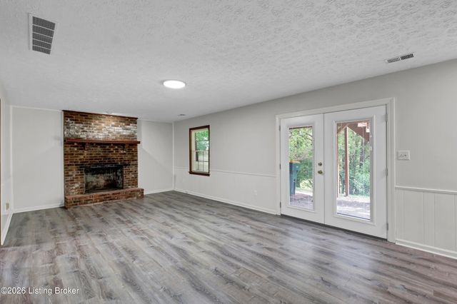 8203 Regal Pine Ct, Louisville, KY 40214