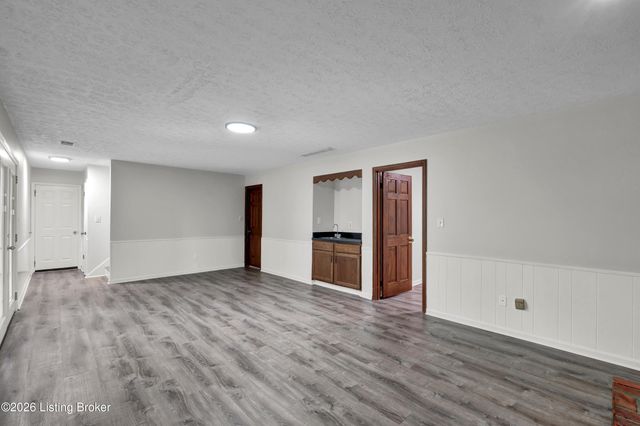 8203 Regal Pine Ct, Louisville, KY 40214