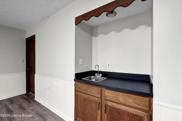 8203 Regal Pine Ct, Louisville, KY 40214