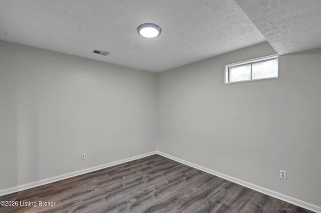 8203 Regal Pine Ct, Louisville, KY 40214