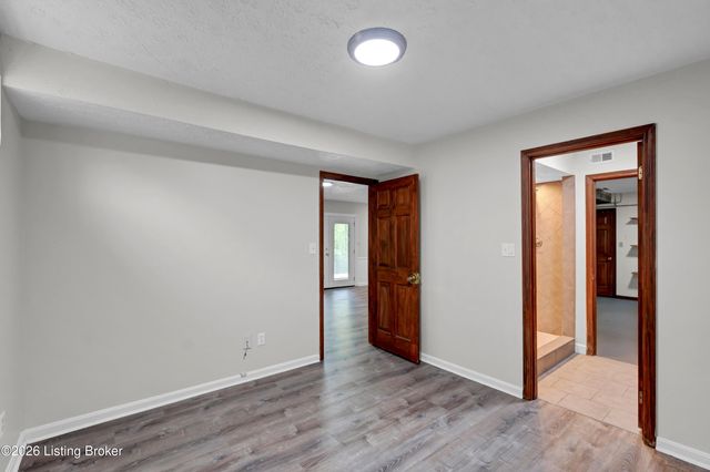 8203 Regal Pine Ct, Louisville, KY 40214