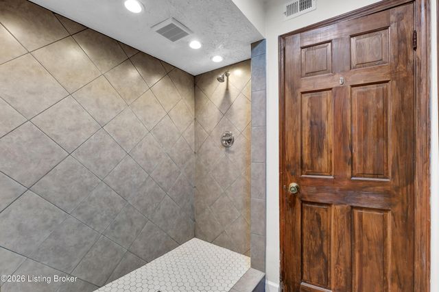 8203 Regal Pine Ct, Louisville, KY 40214