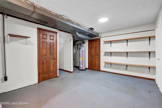 8203 Regal Pine Ct, Louisville, KY 40214