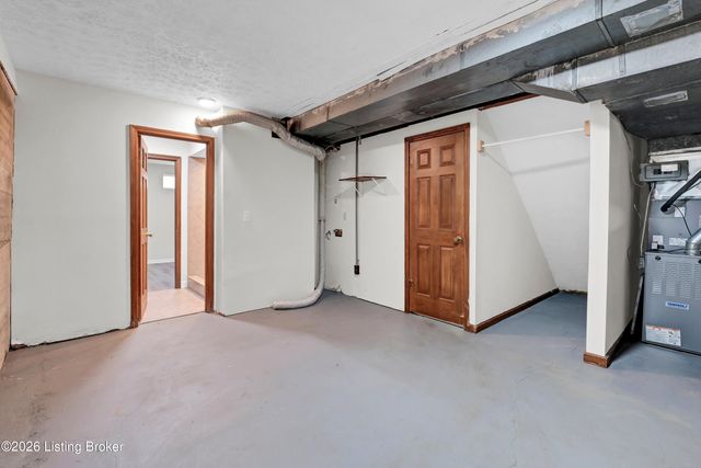 8203 Regal Pine Ct, Louisville, KY 40214