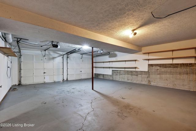 8203 Regal Pine Ct, Louisville, KY 40214