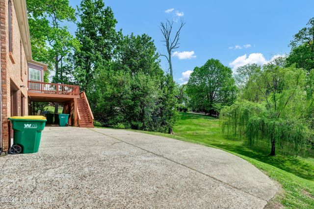 8203 Regal Pine Ct, Louisville, KY 40214