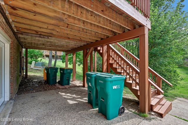 8203 Regal Pine Ct, Louisville, KY 40214