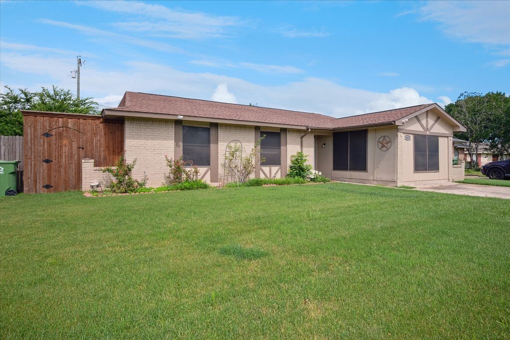 5409 Queens Court, Lake Dallas, TX 75065