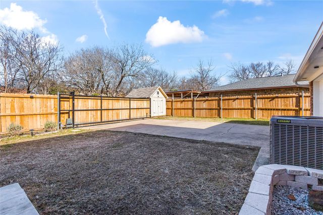 933 Waynelee Drive, Lancaster, TX 75146