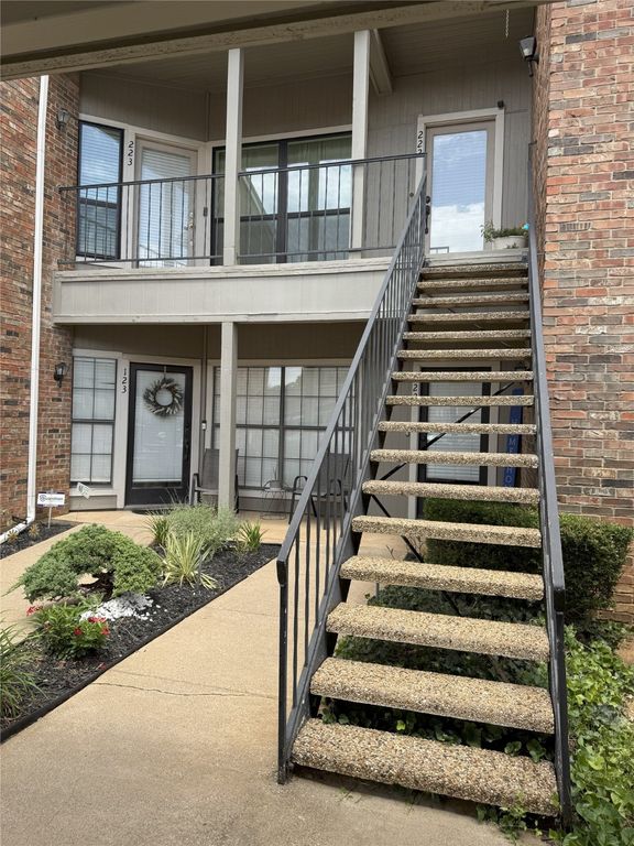 2736 Silver Creek Drive 223, Arlington, TX 76006